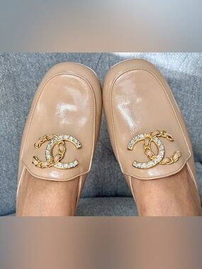 CHANEL BEIGE PATENT LEATHER GOLD CC LOGO with CRYSTALS MULES SLIDES 36.5 NEW